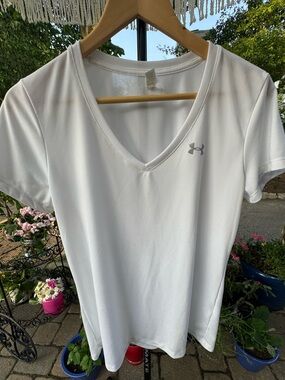 Under Armour Women’s White V-Neck Performance Tee Size M